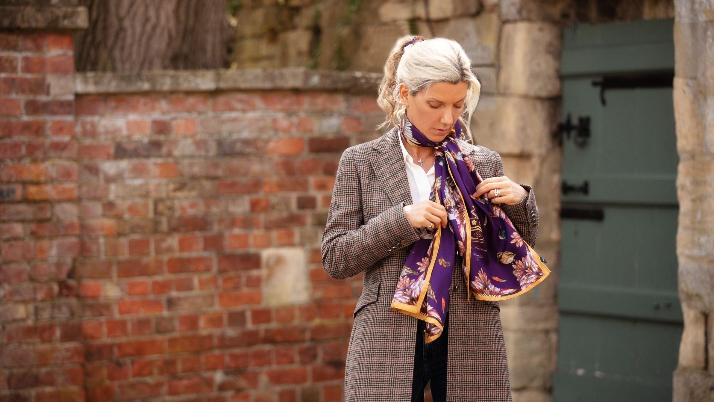 Classic Knot, Probably the most simple style, yet also versatile way to tie a rectangle or classic scarf.